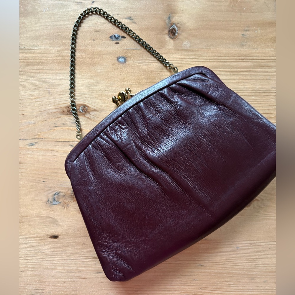 Vintage Ande burgundy leather clutch gold-tone kiss-lock thin metal chain strap